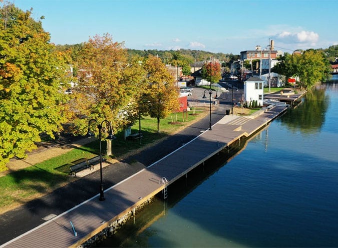 Image of Commercial Idekk HD in a canal walkway.